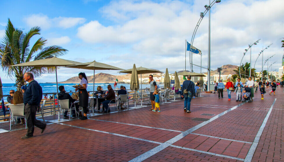 En illustrativ bild av folk på Las Canteras-stranden.