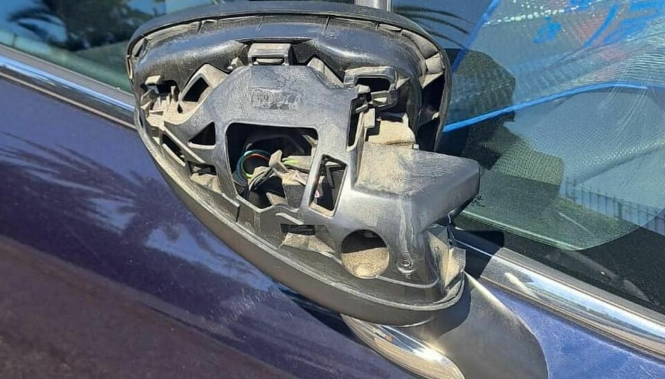 VANDALER: Sedan i måndags har flera hittat sin bil utan speglar - och med hål i däcken.