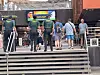 Flere politibetjenter fra Guardia Civil patruljerer et travelt kjøpesenter utendørs i Puerto Rico på Gran Canaria.