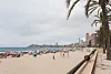 Mennen gikk amok og angrep den norske kvinnen på Playa de Poniente i Benidorm. Deretter angrep han en fem år gammel gutt.